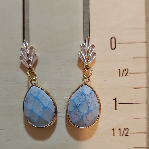 Elegant 18k Gold and Blue Teardrop Earrings. - Picture 2 of 2